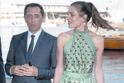 Carlota Casraghi y Gad Elmaleh posan durante la inauguración del Yacht Club de Mónaco, en junio del 2014.-Foto:   AP / LIONEL CIRONNEAU
