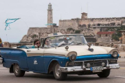 Unos turistas se desplazan en taxi por La Habana, el 8 de enero del 2014.-Foto: AFP / YAMIL LAGE