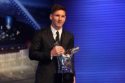 Messi, con el premio de mejor jugador de la UEFA.-Foto: IGNASI PAREDES