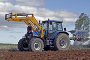 Agricultor en su tractor. LUIS ÁNGEL TEJEDOR