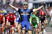 Marcel Kittel se impone con absoluta facilidad en la segunda etapa del Giro.-EFE / BAS CZERWINSKI