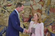 El Rey y la presidenta del Congreso, Ana Pastor, este lunes en La Zarzuela.-AFP/GERARD JULIEN