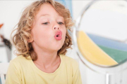 Un niño habla solo frente al espejo.-123RF