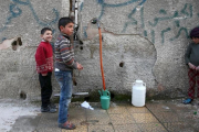 Varios niños hacen acopio de agua en la ciudad siria de Duma, cerca de Damasco.-REUTERS / BASSAM KHABIEH