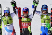 Holdener (izquierda) y Vlhova escoltan a Shiffrin tras el eslalon de este sábado en Soldeu.-AFP / JAVIER SORIANO