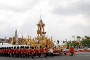 Soldados portan la urna real del fallecido rey Bhumibol Adulyadej  durante su ceremonia de cremacion en el Crematorio Real en Sanam Luang en Bangkok  Tailandia  hoy 26 de octubre de 2017-EFE / NARONG SANGNAK