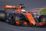 Al McLaren-Honda de Alonso le instalaron unos paneles de sensores aerodinámicos hoy en Montmeló.-AP