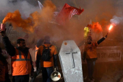 Manifestación de trabajadores de Alcoa de Avilés y A Coruña ante el Ministerio de Industria por el conflicto laboral que afrontan.-VICTOR LERENA/EFE