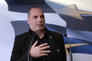 El ministro de Finanza griego Yanis Varoufakis habla con la prensa después de una reunión.-Foto: AFP / LOUISA GOULIAMAKI