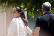 La cantante Isabel Pantoja acompañada de su hermano Agustín, en su regreso a prisión tras disfrutar de su primer permiso, en el Centro Penitenciario de Mujeres de Alcalá de Guadaira (Sevilla), el día 5.-Foto: EFE / RAÚL CARO
