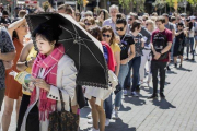 Cola de turistas para visitar la Sagrada Família.-FERRAN NADEU