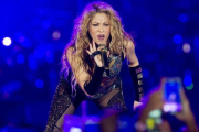 Shakira, durante su actuación en el Palau Sant Jordi en El dorado Tour.-FERRAN NADEU