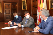 Carlos Martínez Mínguez, Víctor Francos y Javier Izquierdo durante la reunión. ICAL