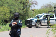 Policías prestan guardia en la zona donde un vehículo policial fue atacado por grupos armados, en Guanajuato (México).-EFE/ STR