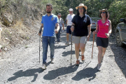 Luis Tudanca,Teresa Mata y Carolina López de paseo por Villagatón-Brañuelas.-ICAL