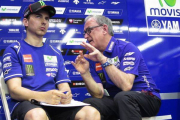 Jorge Lorenzo atiende las explicaciones de su técnico Ramón Forcada.-Foto: EMILIO PÉREZ DE ROZAS