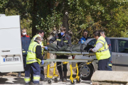 Momento en el que el cadáver es retirado del río tras la autorización de la forense. / ICAL-