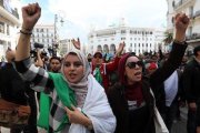 Ciudadanos argelinos gritan consignas y ondean banderas nacionales durante una protesta contra el presidente interino, Abdelkader Bensalah, en Argel.-MOHAMED MESSARA (EFE)