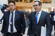 El secretario del Tesoro de Estados Unidos, Steven Mnuchin (derecha), en Washington.-EFE / SHAWN THEW
