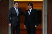 Mariano Rajoy (izquierda) y Carles Puigdemont, el pasado mes de abril.-DAVID CASTRO