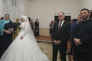 La novia junto a su futuro esposo, el segundo por la derecha, durante la ceremonia.-Foto: AP