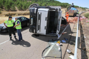 Herido el conductor de un camión cargado de materiales de construcción que ha volcado en la P-405 a la altura de Villajimena (Palencia)-ICAL