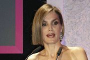 Letizia luce cambio de 'look' en la entrega de los Premios Woman.-Foto: EFE