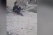 El niño iraquí, momentos antes de ser ejecutado.-