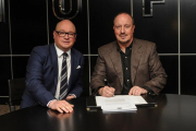 Lee Charnley y Rafa Benítez en la firma del contrato del entrenador español.-GETTY / NEWCASTLE / SERENA TAYLOR