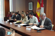 Momento protocolario de la firma de la documentación del Plan Soria.-Álvaro Martínez