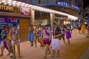 Un grupo de turistas británicos pasean disfrazados por las calles de Lloret el pasado mes de abril, cuando se celebró el 'Lloretfest'.-JOAN CASTRO / ICONNA