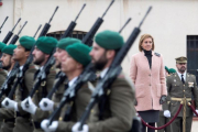 La ministra de Defensa, María Dolores de Cospedal, pasa revista en el cuartel del Bruc.-/ MARTA PEREZ (EFE)