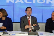 María Dolores de Cospedal, Mariano Rajoy y Javier Arenas, este lunes, en el comité ejecutivo nacional del PP.-Foto:   AGUSTÍN CATALÁN