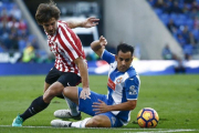 José Manuel Jurado lucha desde el suelo con Yeray Álvarez.-EFE / QUIQUE GARCÍA