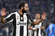 Gonzalo Higuaín renuncia a celebrar el gol que le acaba de marcar a su exequipo, el Nápoles.-REUTERS / GIORGIO PEROTTINO