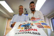 El delegado de Cruz Roja, José Ignacio Luis Páez  junto con el chef Peña en la presentación del Sorteo de Oro.-MIGUEL ÁNGEL SANTOS