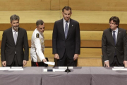 El rey Felipe VI preside junto al 'president' Carles Puigdemont la entrega de despachos de la nueva promoción de jueces, en Barcelona.-ALBERT BERTRAN