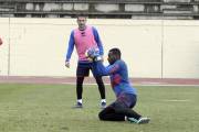 David Rodríguez en el entrenamiento de ayer del Numancia en el anexo junto al portero Taliby.-Luis Ángel Tejedor