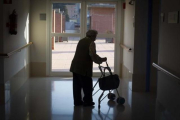 Una mujer, en una residencia de ancianos.-CARLOS MONTAÑÉS