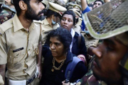 La policía escolta a mujeres que no lograron entrar en el templo de Sabarimala el 24 de diciembre del 2018.-AFP