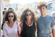 Belinda Alonso, en el centro, y su hijo Hugo Nieto, a su llegada al tanatorio de Eivissa.-EFE