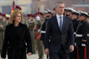 María Dolores de Cospedal recibe al secretario general de la OTAN, Jens, Stoltenberg, este jueves en la base de Torrejón de Ardoz (Madrid).-/ JOSÉ LUIS ROCA