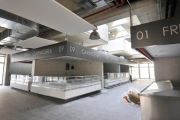 Interior de la zona de puestos del nuevo mercado municipal.-ÁLVARO MARTÍNEZ