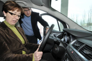 Un trabajador muestra un coche. / VALENTÍN GUISANDE-