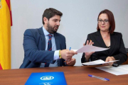 El presidente en funciones de Murcia, Fernando López Miras, y la diputada de Ciudadanos Isabel Franco durante la firma de su acuerdo bipartito de 72 medidas.-EFE / MARCIAL GUILLÉN