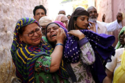 Familiares del hombre linchado hasta la muerte.-STRDEL / AFP