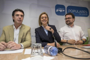 José Manuel Soria, junto a María Dolores de Cospedal, en la reunión de la dirección del PP canario que ha designado al sustituto del exministro al frente del partido.-EFE / ÁNGEL MEDINA