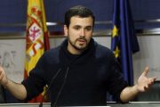 El portavoz de IU, Alberto Garzón, durante la rueda de prensa tras la reunión que representantes del PSOE, Podemos, IU y Compromís han mantenido esta tarde en el Congreso, para tratar de cerrar un acuerdo que permita la investidura del líder socialista Pe-EFE