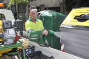Diego Vilchez, trabajador del servicio de limpieza de la capital.- VALENTÍN GUISANDE