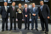 Ramiro Mato, Presidente de BNP Paribas España; José Luis Perelli, Presidente de EY España; Rosa Tous, Vicepresidenta corporativa de TOUS; Cristóbal Montoro, Ministro de Hacienda y Función Pública; Juan Ignacio Zoido, Ministro del  Interior; y Juan Roure.-MÁXIMO GARCÍA DE LA PAZ